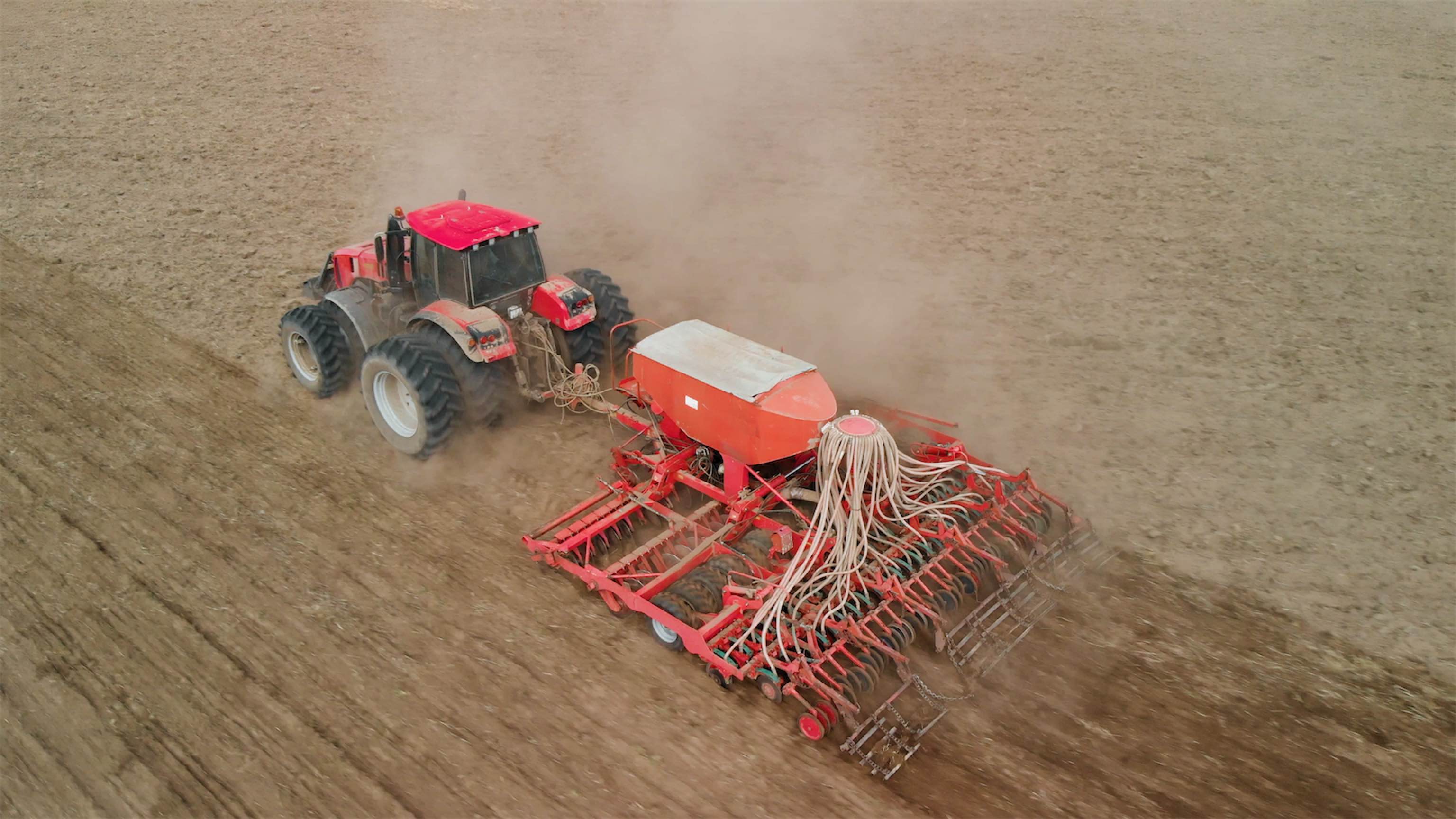 Система полосовой обработки Strip-Till в сельском хозяйстве — удержание воды в почве благодаря сохранению растительного покрова и структуры почвы.