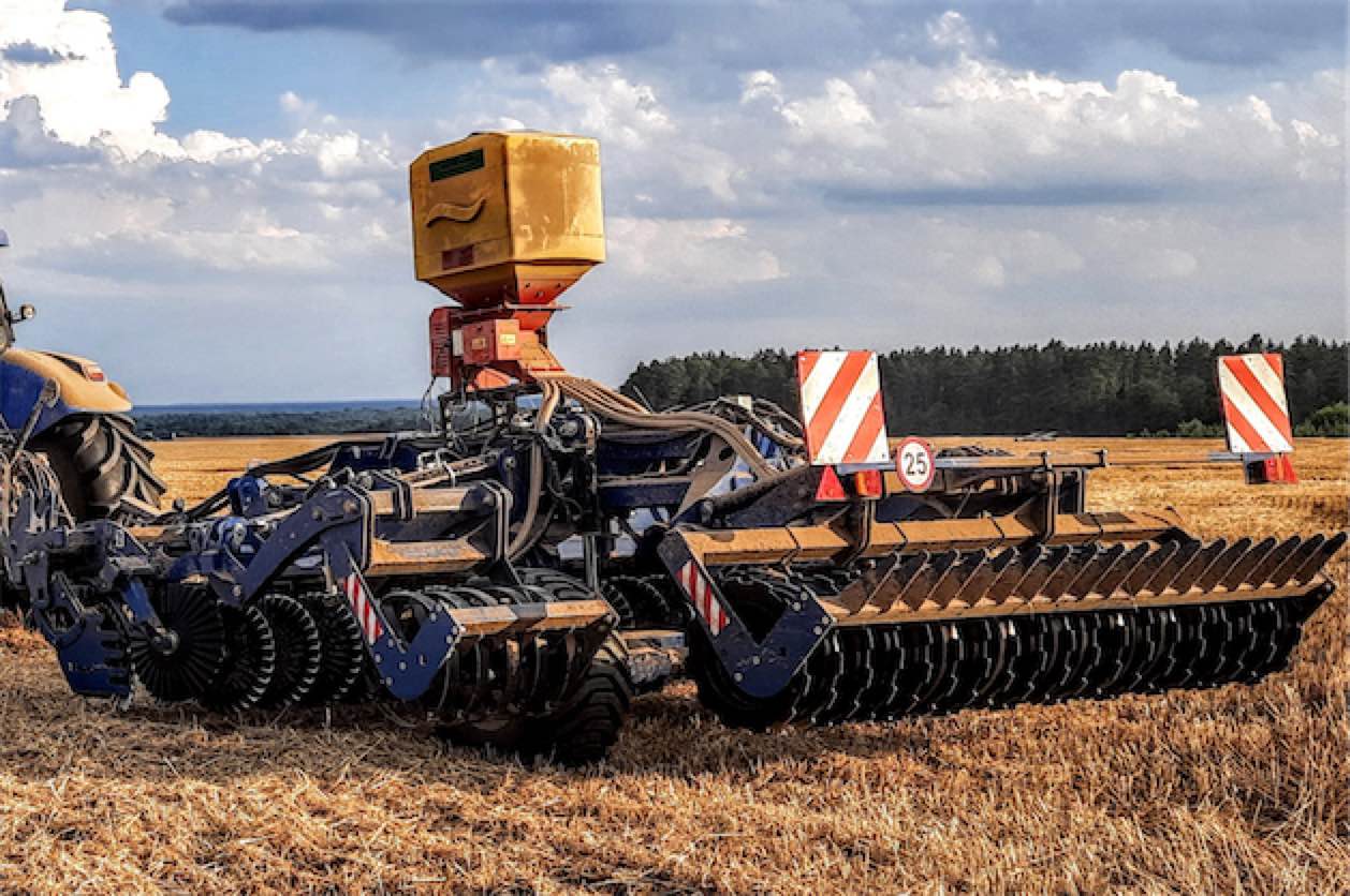 Машины Rolmako для посева промежуточных культур — сеялка APV, установленная на дисковой бороне или культиваторе