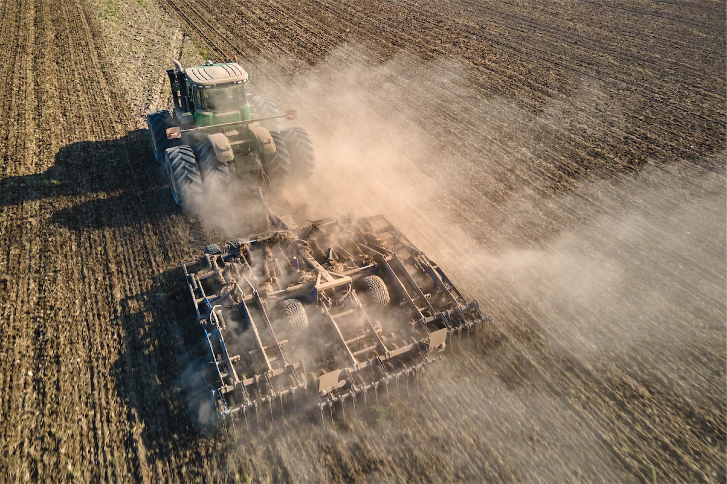 Система соединения орудий BigField от Rolmako на поле с неровным рельефом — стабильная работа тяжёлой почвообрабатывающей машины
