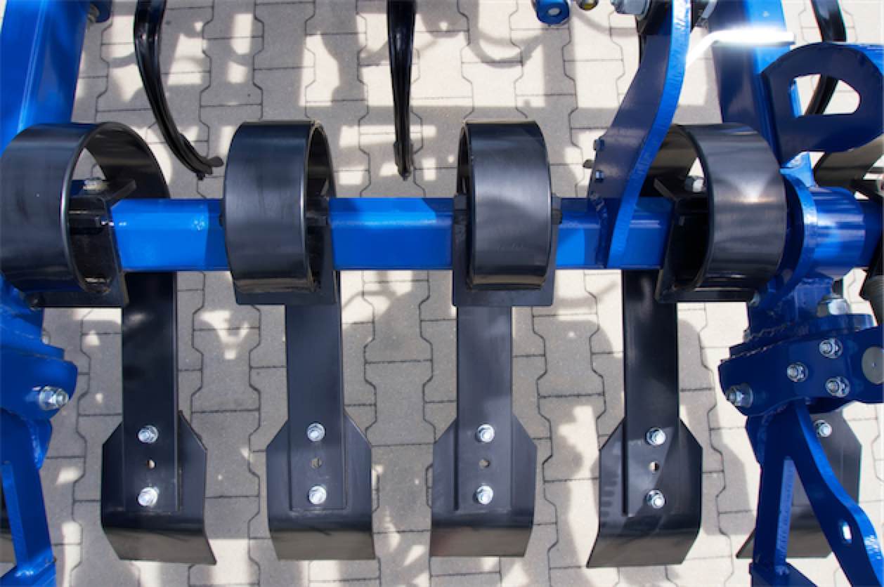 Тяжёлая почвообрабатывающая машина Rolmako с дополнительными орудиями — большая грузоподъёмность и эффективность работы